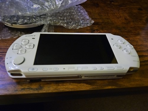 PEARL WHITE Sony PSP 3000 System w/ Charger & 16gb Memory