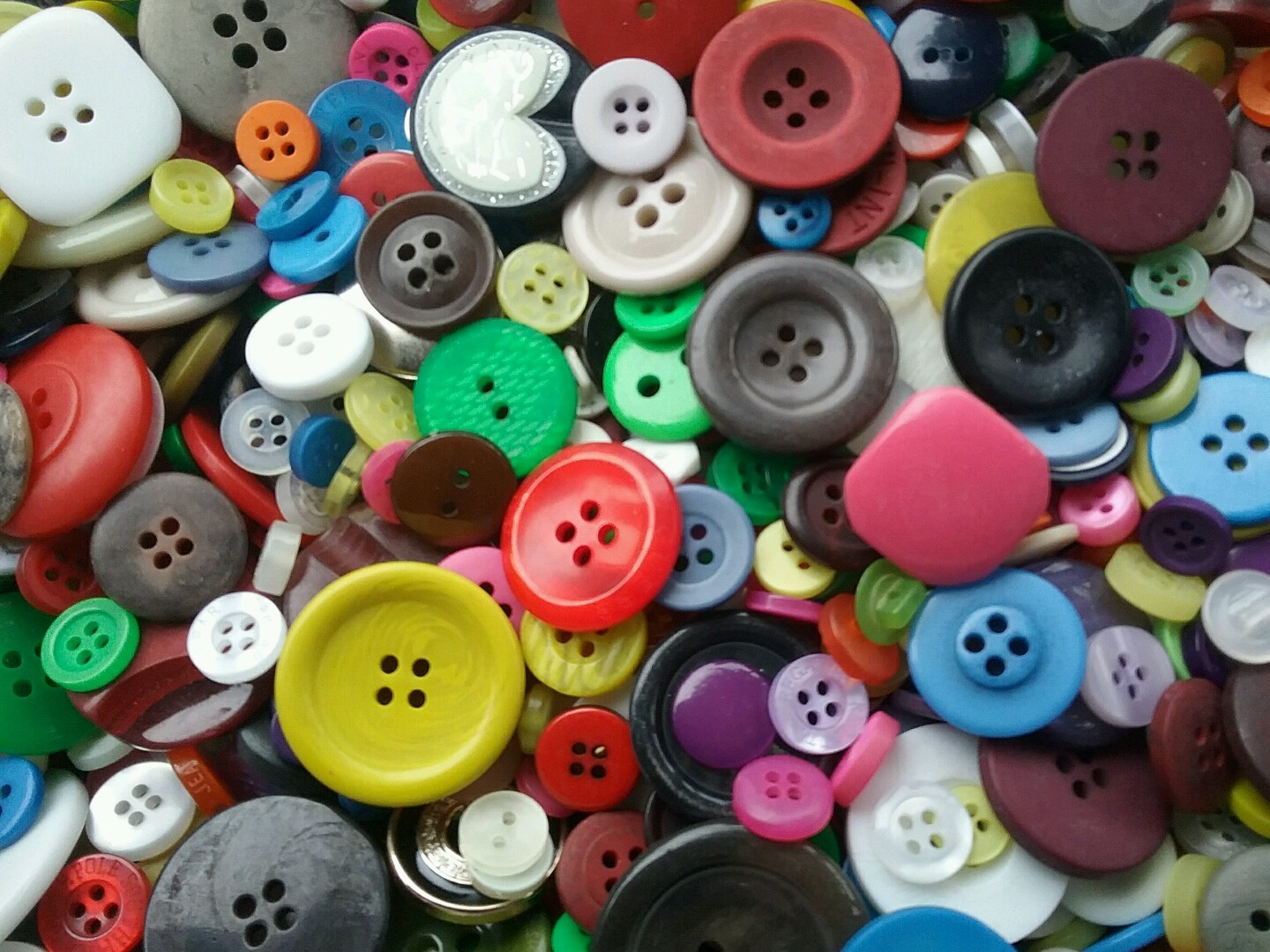 Старые деревянные пуговицы. Пуговицы. Как выглядят пуговицы. Пуговицы чёрные на ножке. Формы пуговиц.