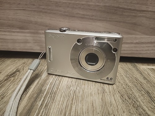 【ジャンク】SONY Cyber-Shot DSC-W30 スポーツパック ジャンク】SONY Cyber-Shot DSC-W30 スポーツパック