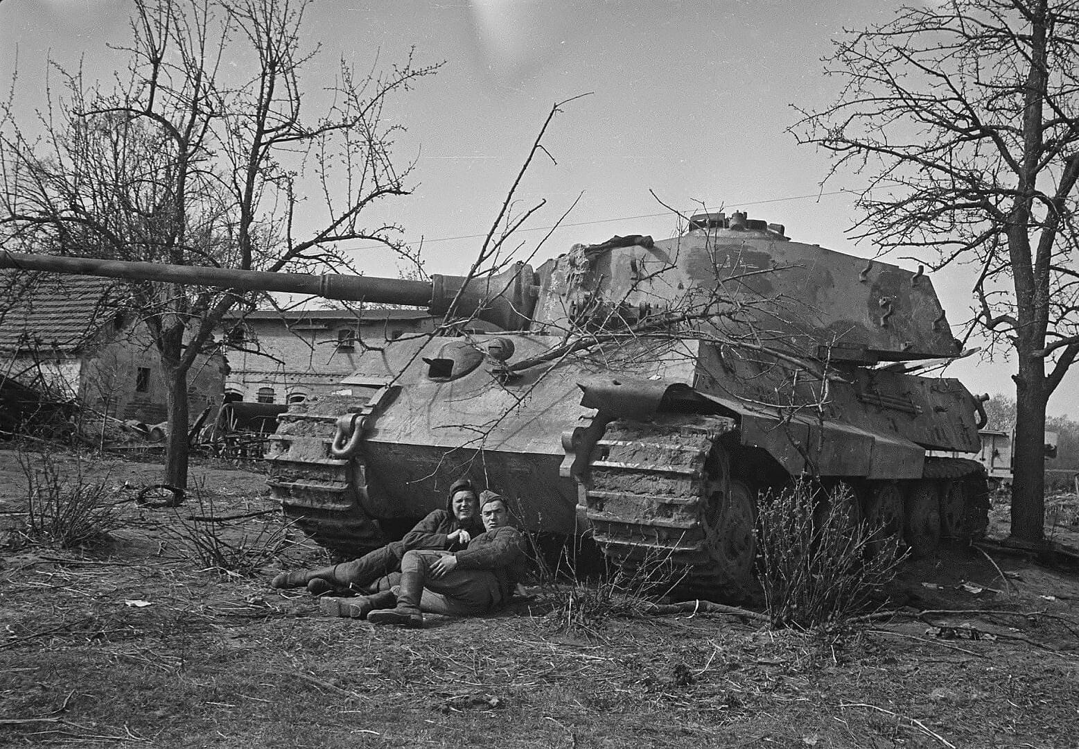 WW2 WWII Photo German Tiger II Tank Sd.Kfz. 182 Germany 1945 WW2 WWII Photo German Tiger II Tank Sd.Kfz. 182 Germany 1945