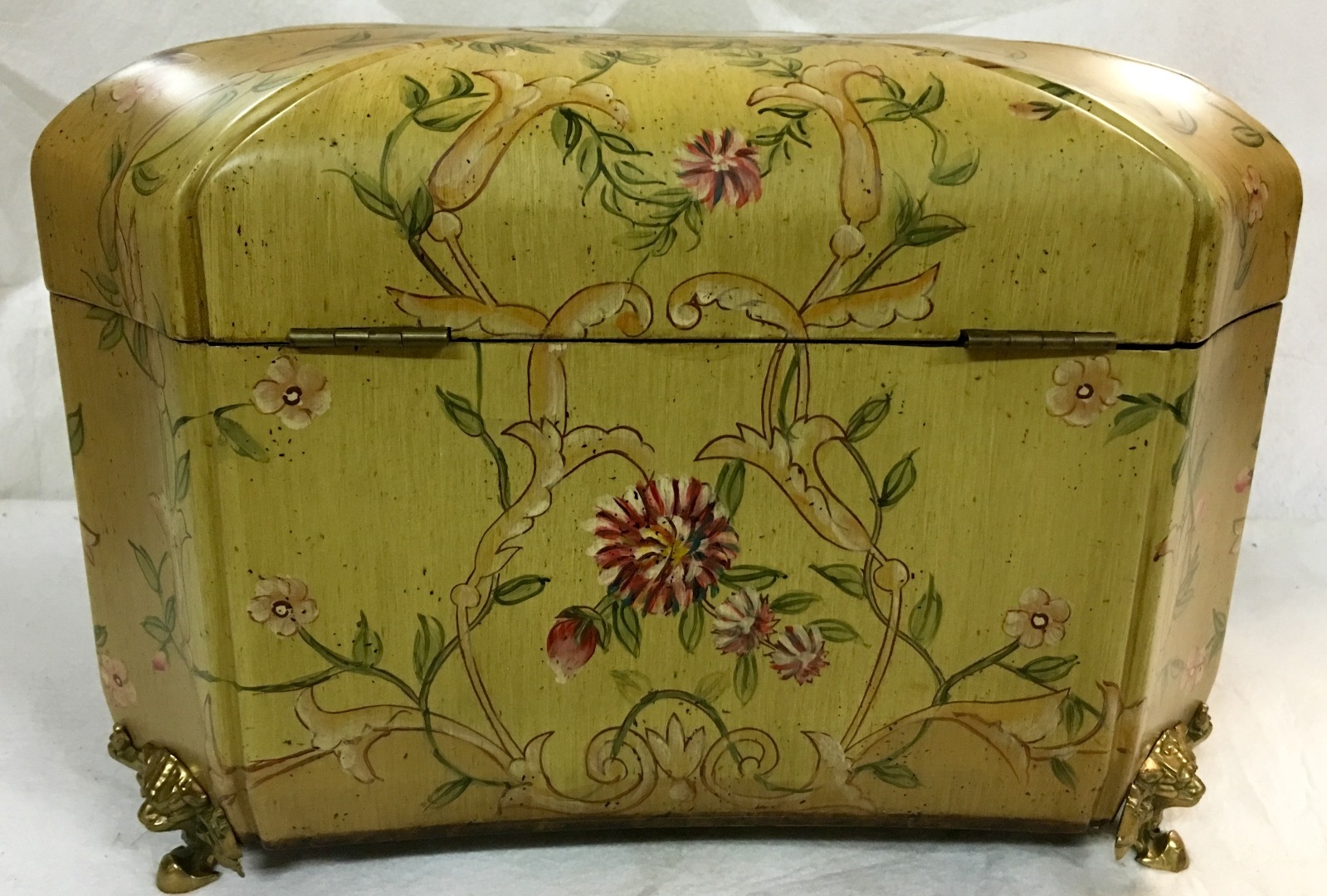 Lg.Wood Decor Table Top Cache box.Creamy/Lime Dome top