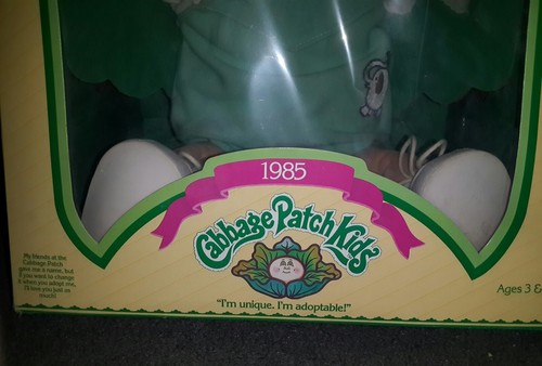 Vtg 1985 Cabbage Patch Kid  Brunette Brn Eyes light blue clothes with elephant.