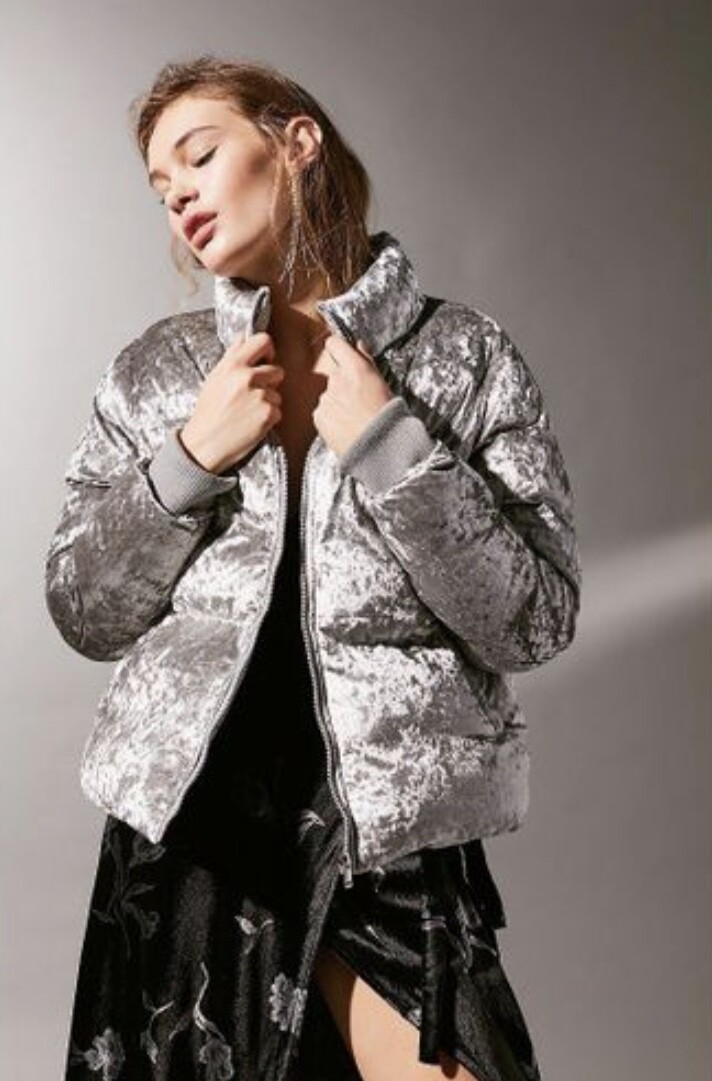 

Бархатный пуховик Urban Outfitters Серебристо-серый Luxe с карманами на молнии  НОВИНКА 139 $, Silver gray, Urban Outfitters Velvet Puffer