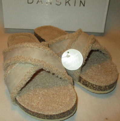 NEW Danskin Tranquil Women 8 Tan Faux Fur Cushioned Memory Foam Slide Sandals