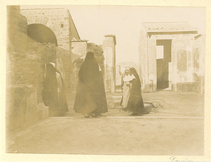 Italie, Pompei, Suore  Vintage Albumen Print. Italy  Tirage AlbuminÃ©  8x11 