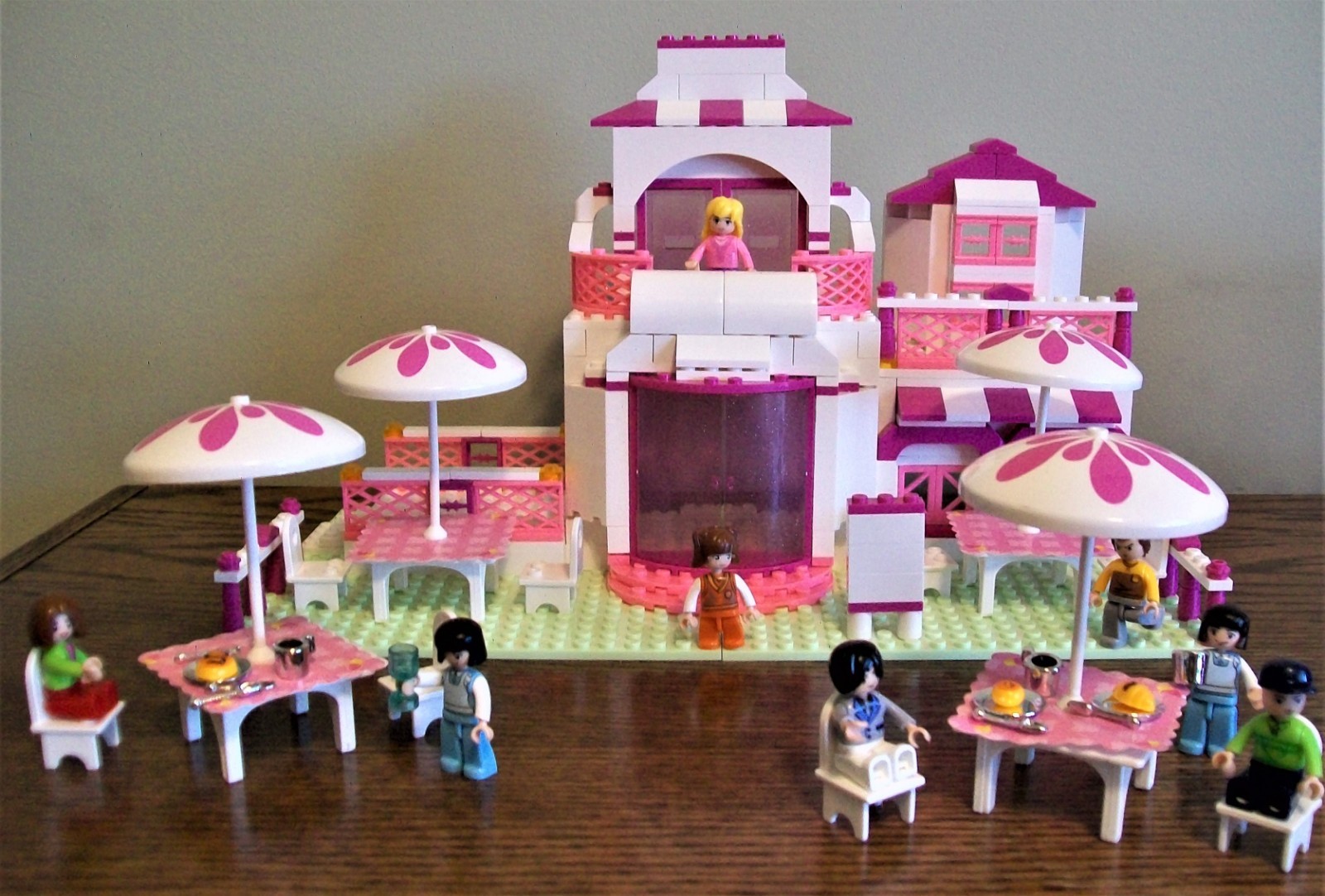 Sluban Building Blocks Set  #B0150 Pink Dream Romantic Restaurant- 100% Complete