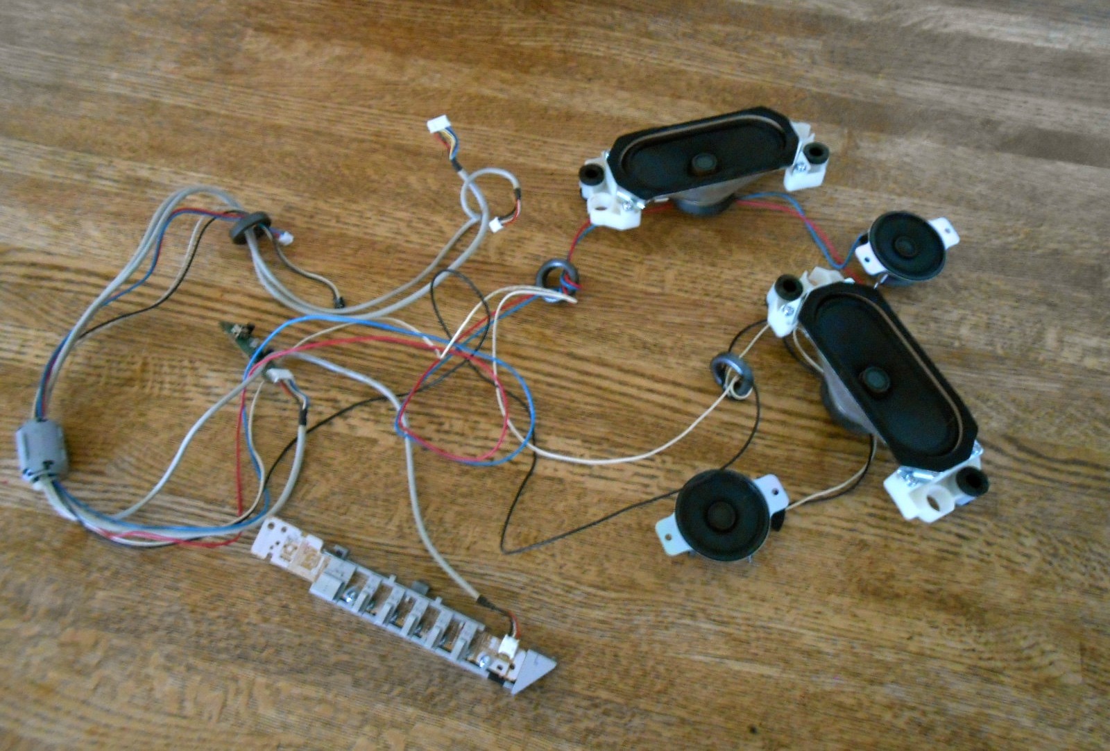 TOSHIBA 42HP66 Small Parts and cables Repair Kit SPEAKERS,
