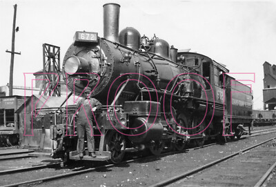 Grand Trunk Western (GTW) Engine 672 with Engineer - 8x10 Photo