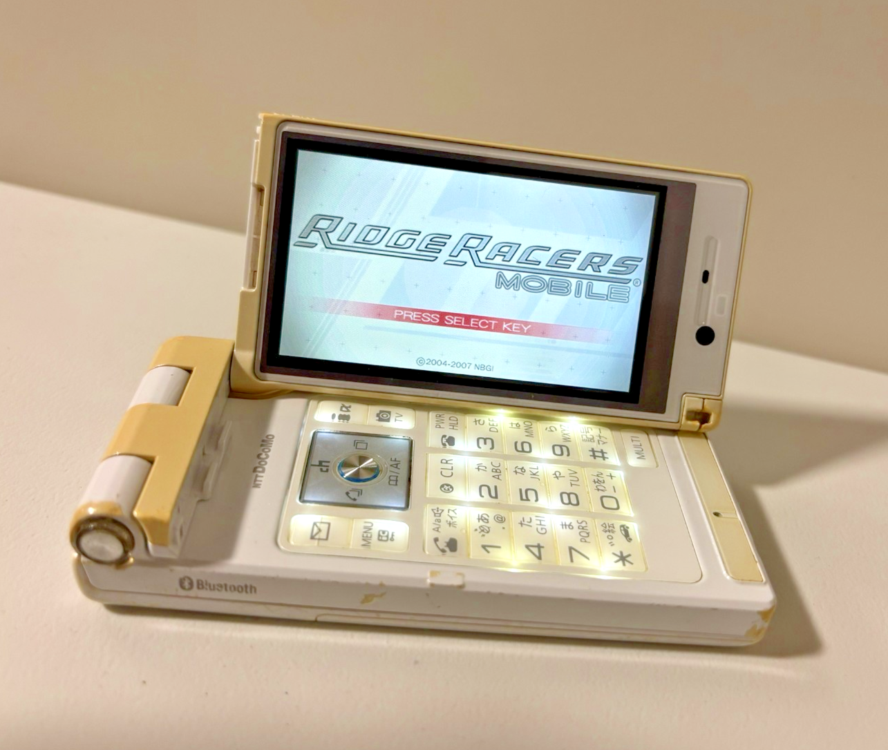 docomo P905i white FOMA Japanese Flip Phone Keitai Cell