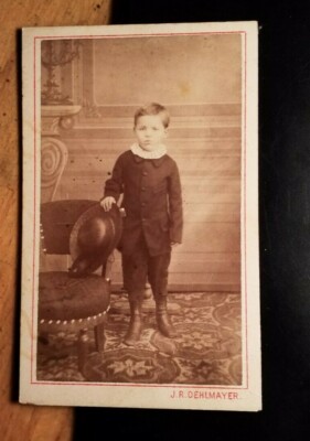 stehender kleiner Junge mit Hut in der Hand / CDV J. R. Oehlmayer Mauer bei Wien