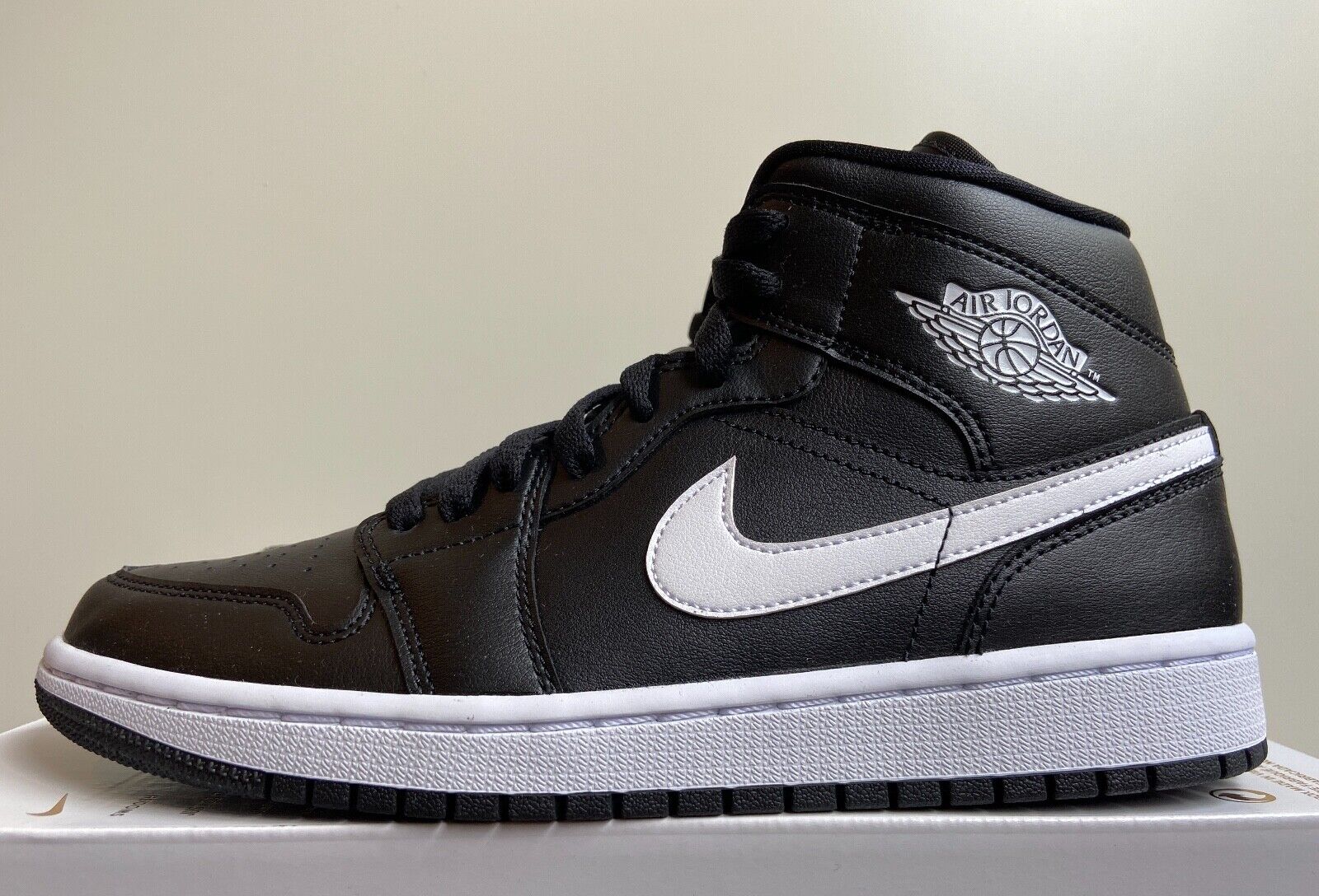 Nike Air Jordan 1 Mid Black White BQ6472-011 Women's Sz 5 Nike Air Jordan 1 Mid Black White BQ6472-011 Women's Sz 5
