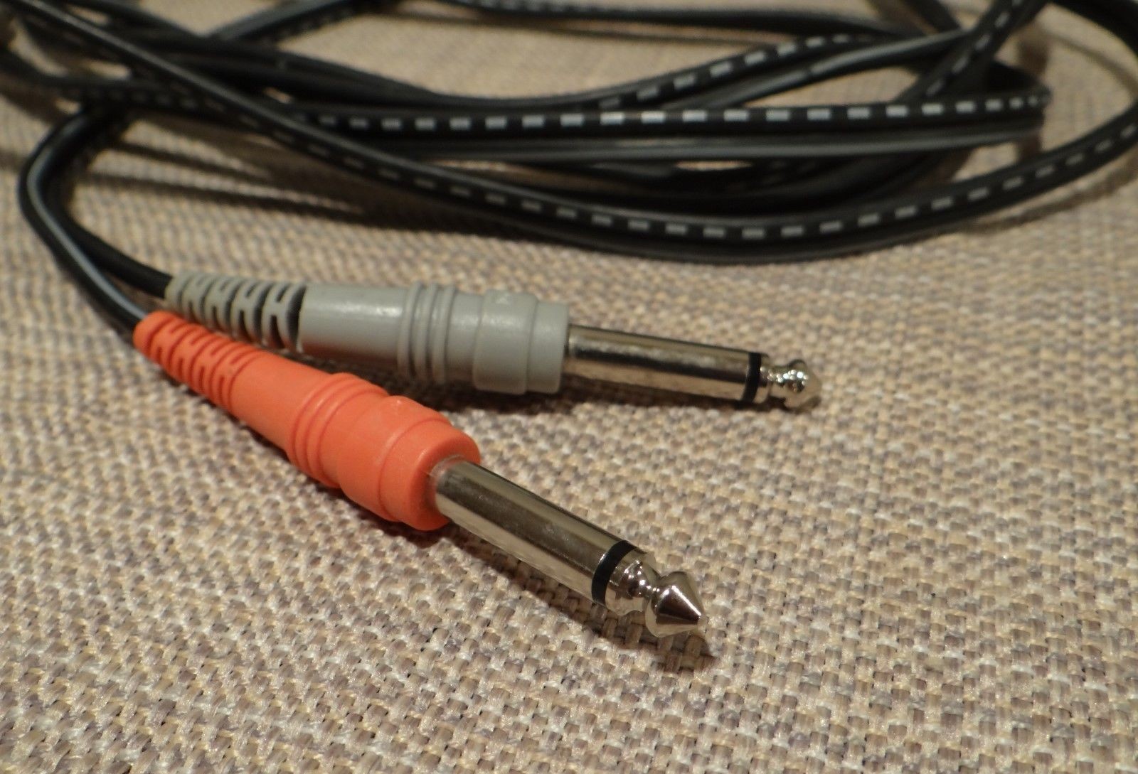 Alesis SR16 Digital Drum Machine with 13 ft. Dual 1/4