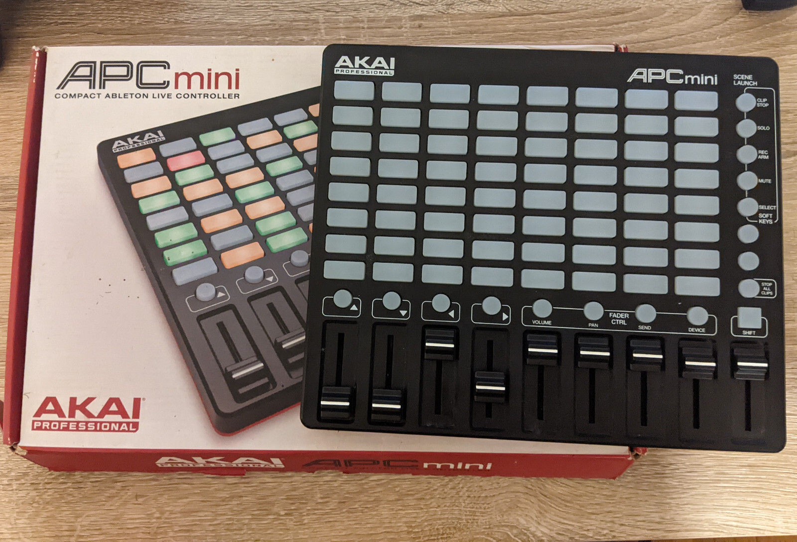 AKAI APC mini MIDIコントローラー Compact Clip Launching Pad APC mini | Akai Pro