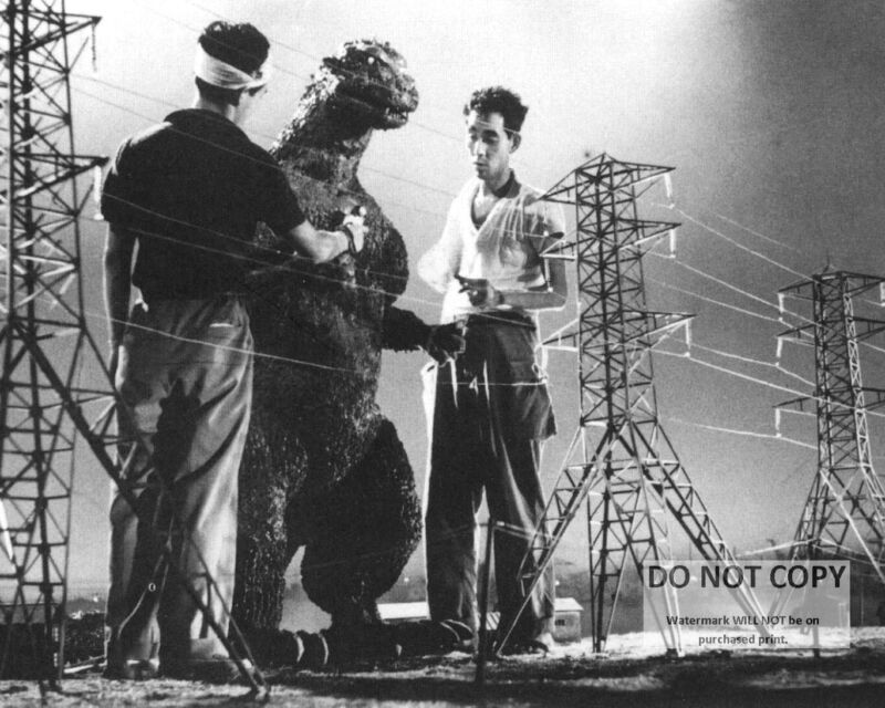 BEHIND THE SCENES ON THE SET OF "GODZILLA" - 8X10