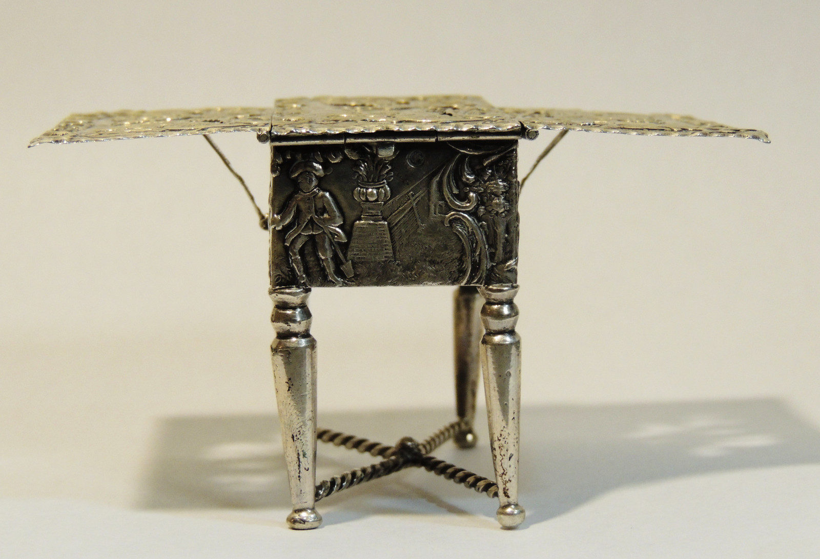 Antique Victorian Embossed Sterling Silver Table POMANDER Vinaigrette Scent BOX