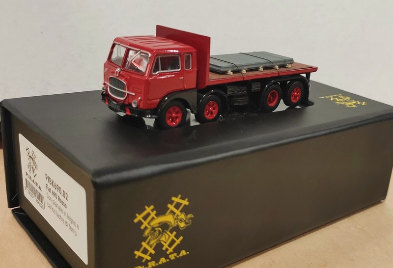 Pirata Pibk690.02 Fiat Camion 690 Rouge Avec Plate-Forme Avec Cargaison TÃ´Le