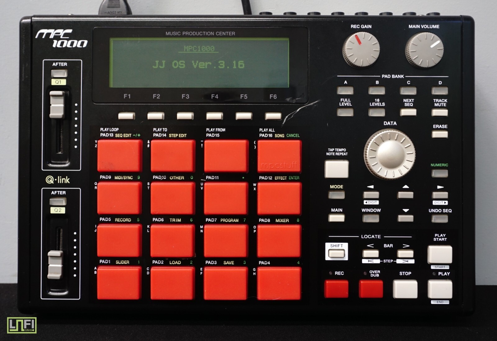 Akai Professional MPC 1000 портативный музыкальный Akai Professional MPC 1000 портативный музыкальный