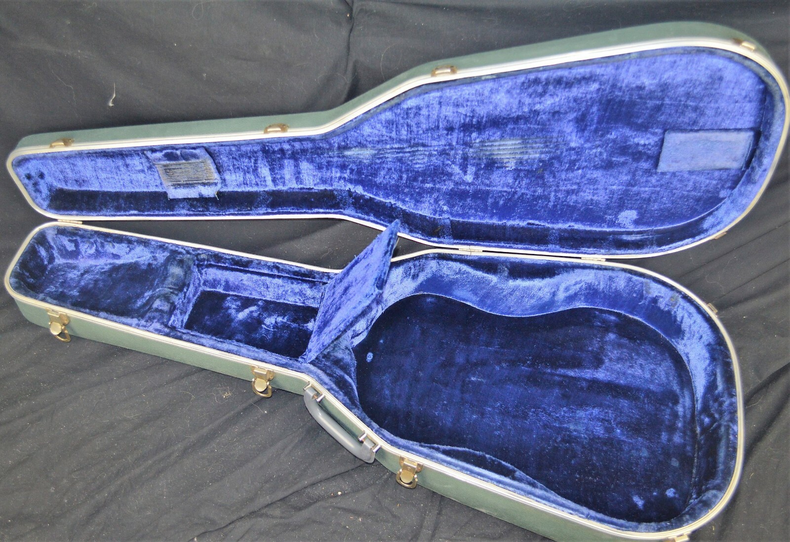 VINTAGE 1970'S MARTIN GUITAR CASE. DREADNOUGHT SIZE. BLUE MOLDED PLASTIC. XLNT