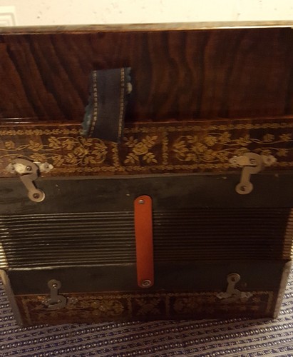 VINTAGE CONCERTINA BEAVER BRAND