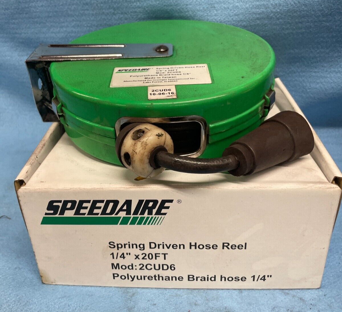 SPEEDAIRE 1/4" X  20' SPRING DRIVEN HOSE REEL  2CUD6