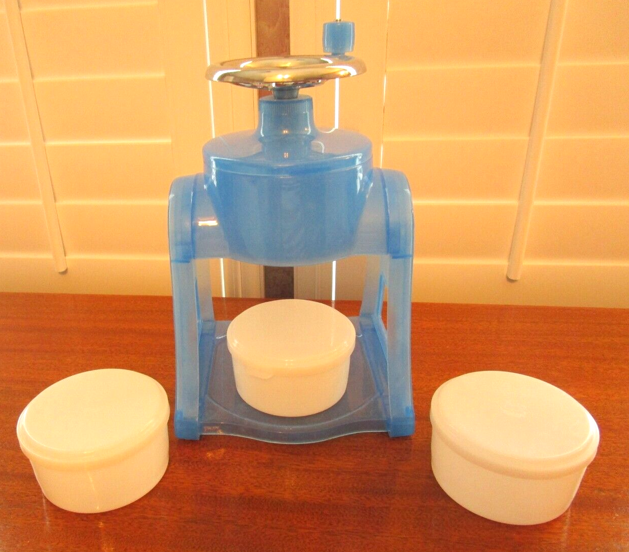Blue Pampered Chef #2945 ice shaver, snow cone maker w/3 cups & lids Hawaiian