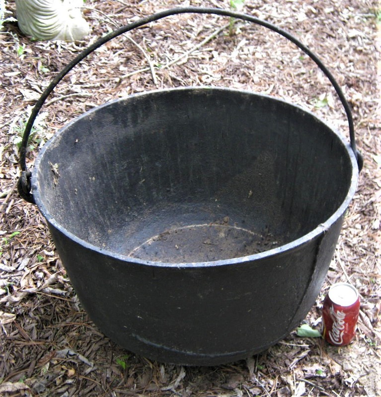 ANTIQUE COUNTRY PRIMITIVE FLOWER GARDEN CAST IRON CAULDRON WITCH KETTLE