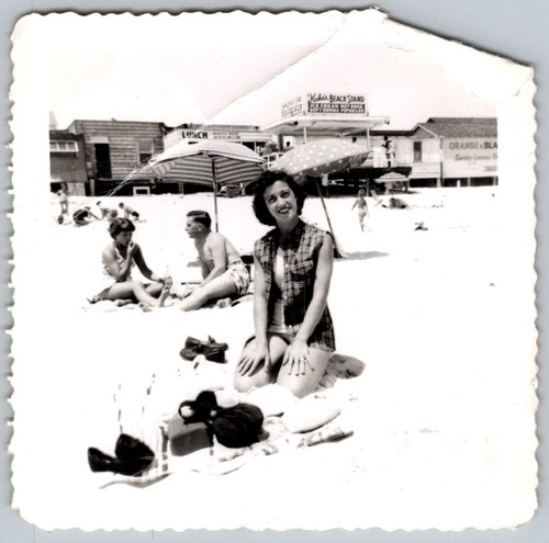 Vtg B&W Snapshot Pretty Woman Kneeling On Beach Plaid Shirt Umbrellas 1950s