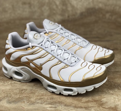 white and gold nike airmax