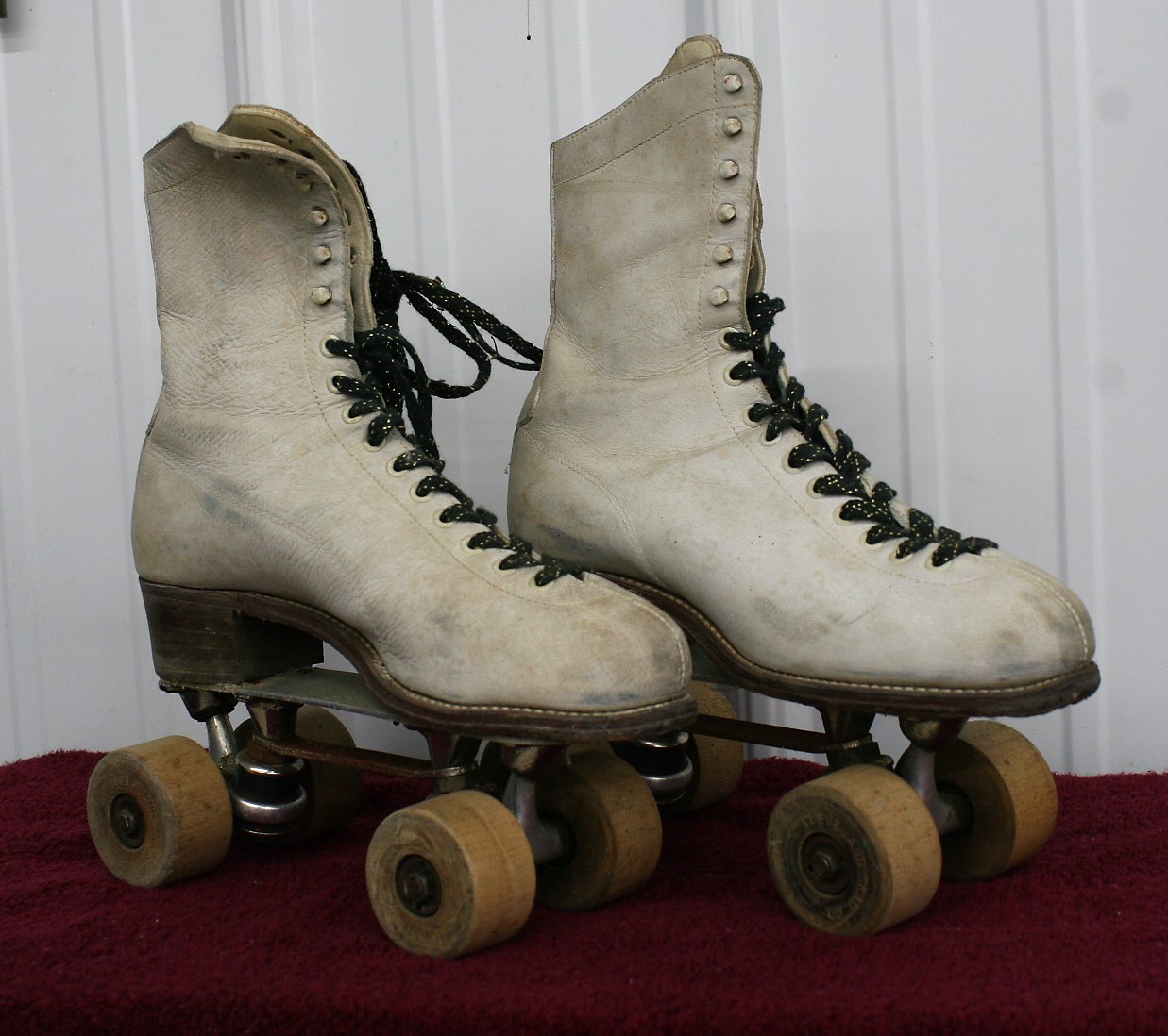 VINTAGE WOMENS CLEVELAND SKATE CO ROLLER SKATES AND WOODEN WHEELS SIZE 8