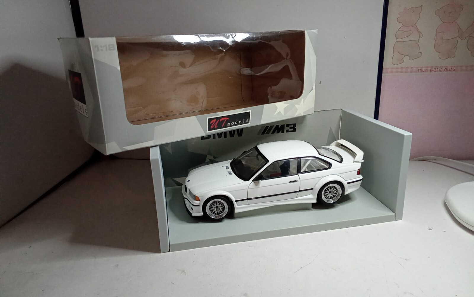 UT models 1/18ミニカーBMW E36 M3 GTR QUESTER 1:18 UT Models BMW Race E36 M3 GTR '97 #7 Quester 'Red Bull