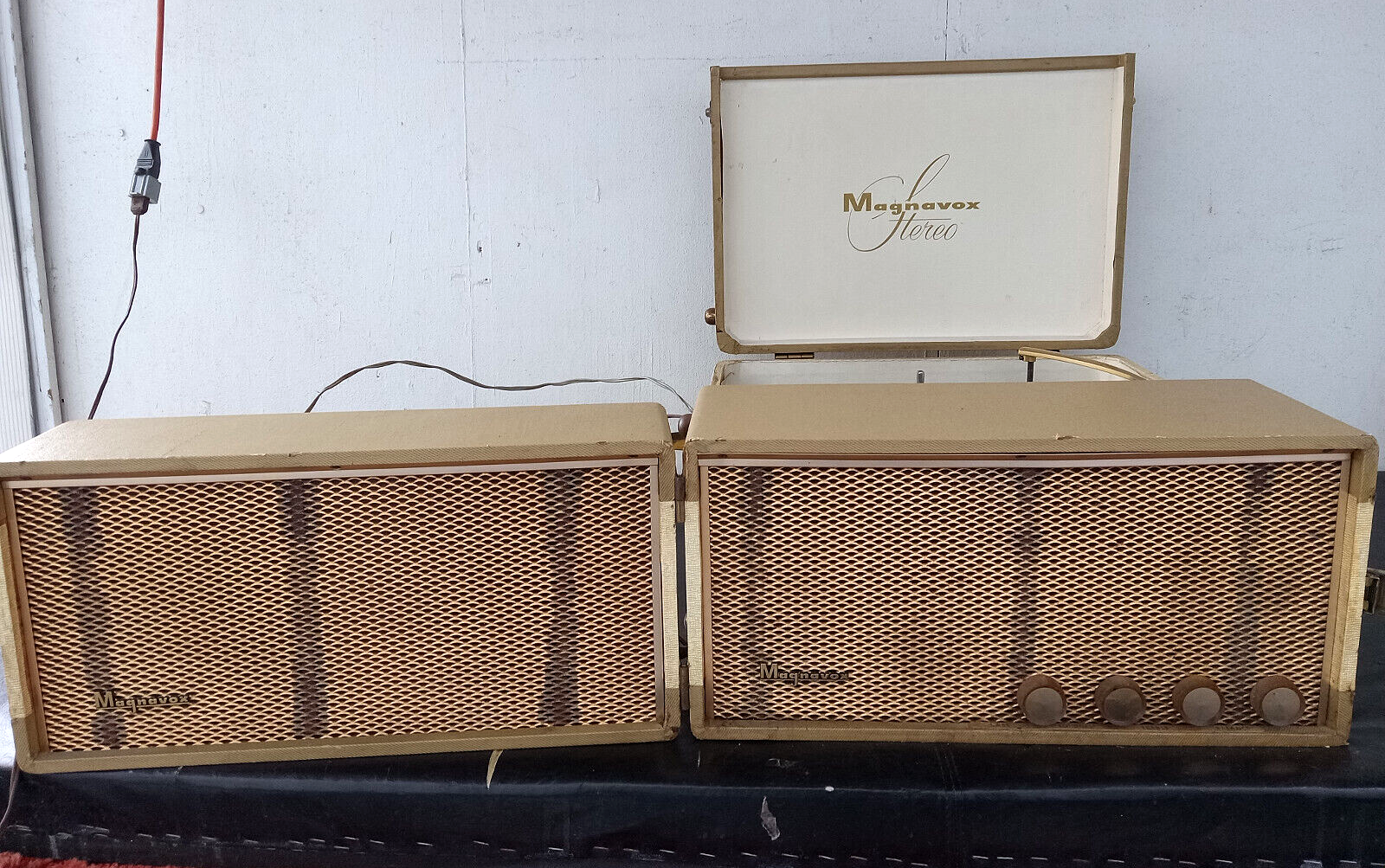 Rare Vintage Magnavox Micromatic Record Player Turntable Suitcase Luggage. Works