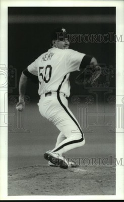 1992 Press Photo Houston Astros Baseball Player Butch Henry Ready for A Throw.