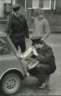 1984 Press Photo Royal Ulster Constabulary During Search, East Belfast, Ireland