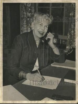 Press Photo Mrs. Beatrice F. Allen on phone in her New York office - tua60836