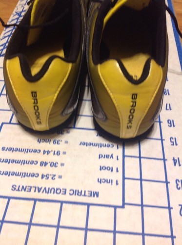 Men's Brooks Surge MD Track Spike - Shark Graphic Size 12.5 41200701 EUC