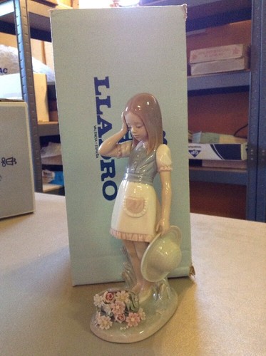 RETIRED VINTAGE LLADRO FIGURINE 1285 DROPPING THE FLOWERS