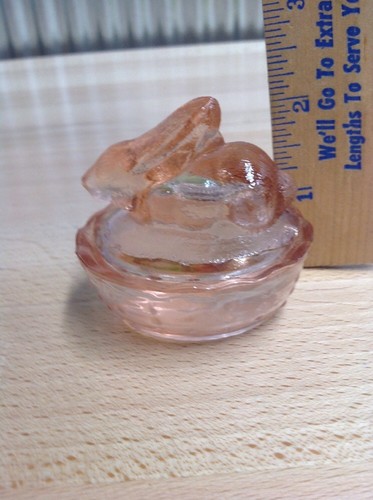 Nice Vintage Pink Glass Bunny Nesting Bowl Rabbit on Nest candy Dish Nut Trinket