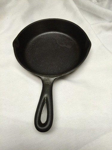 Nice Vintage Lodge Cast Iron #3 Skillet With Smoke Ring
