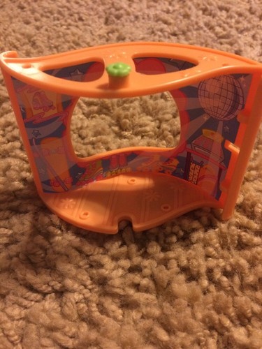 Littlest Pet Shop Orange Tan Dog Bulldog #46 W/ Bonus Seaweed Stand & Harnesses