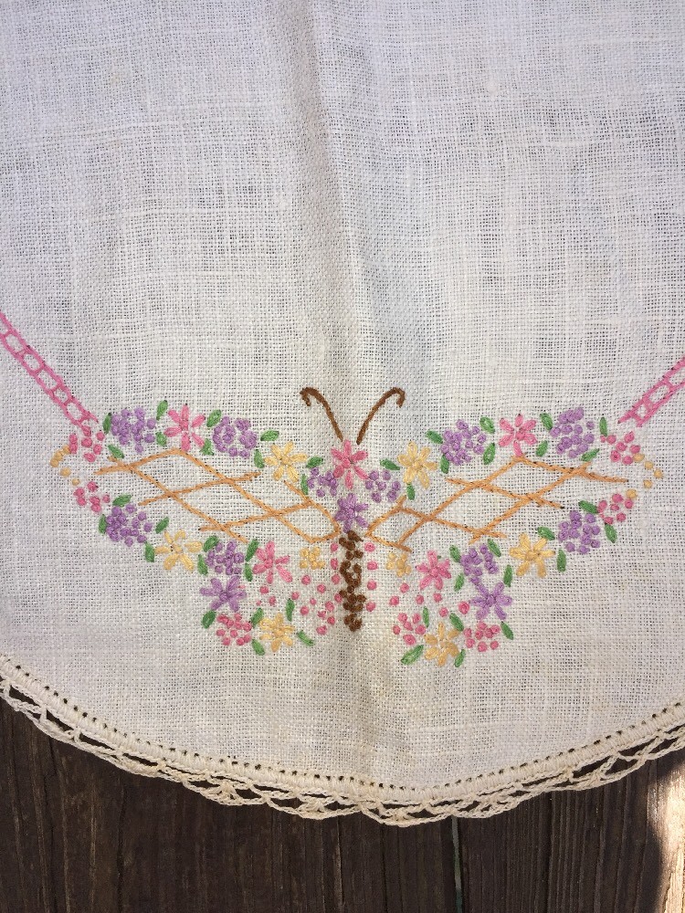 Antique Embroidery GRANDMA LINENS Table Runner Cloth Matching Doilies Lamp LOT 3