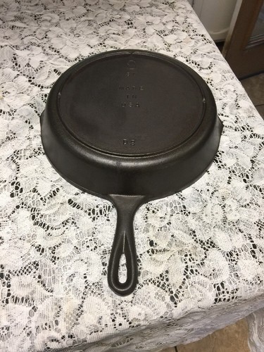 Lodge # 8 Cast Iron skillet 3 Notches  Fire Ring