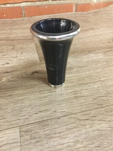 Vito Clarinet Bell - bell bottom has the smoother more round edge (stock#80514)