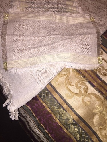 HANDMADE BEAUTIFUL COLLECTIBLE LINEN TABLE CLOTH w/ 6 Napkins. & 2 Pictures