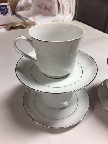 4 Cups and 4 Saucers VTG  Crown Victoria 
