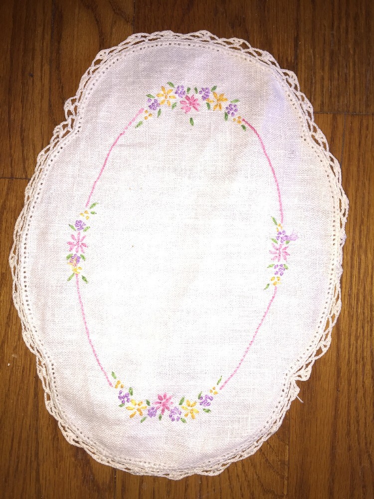 Antique Embroidery GRANDMA LINENS Table Runner Cloth Matching Doilies Lamp LOT 3