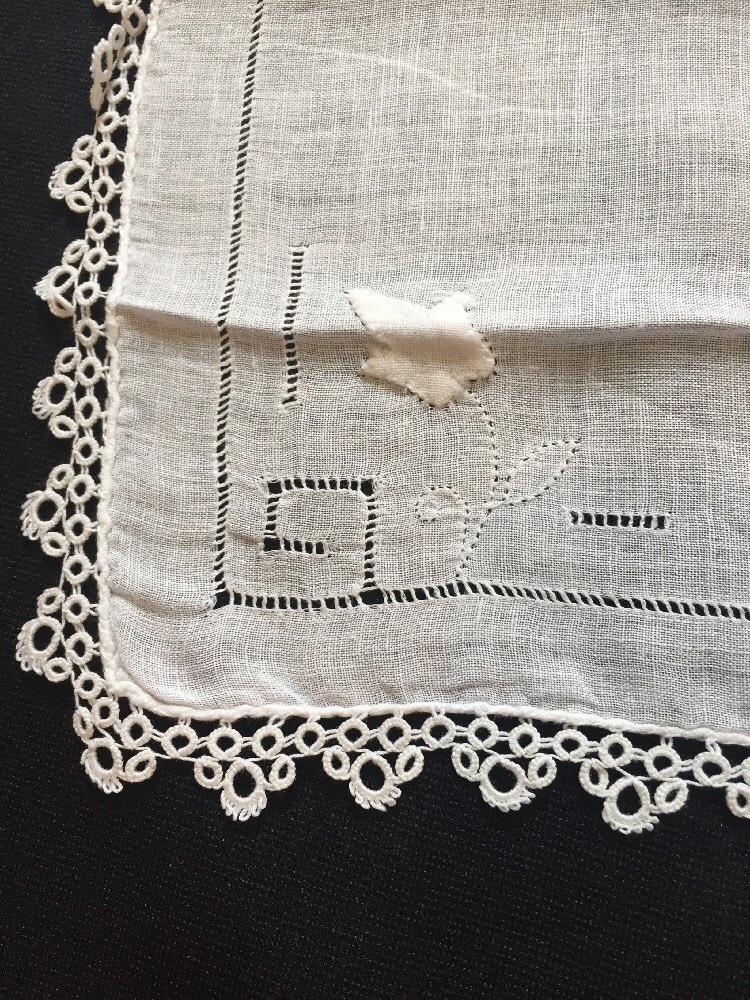 Vtg Weding White Handkerchief Tatted Lace Applique Floral 11” H26
