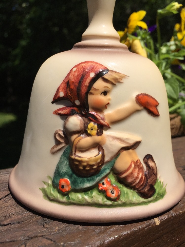 M J HUMMEL Goebel 1979 Annual Bell Figurine FAREWELL Girl Wave Bye ORIGINAL BOX