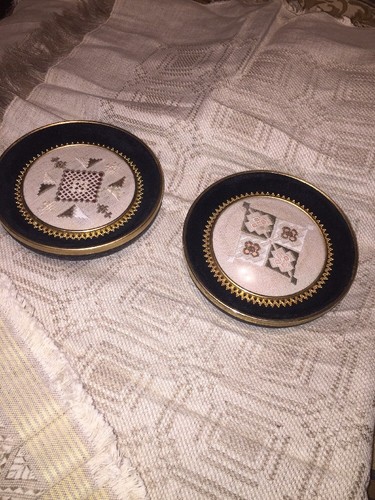 HANDMADE BEAUTIFUL COLLECTIBLE LINEN TABLE CLOTH w/ 6 Napkins. & 2 Pictures