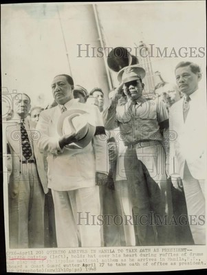 1948 Press Photo Elpidio Quirino holds hat over heart during Manila celebration.