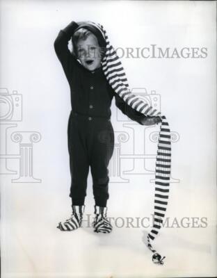 1959 Press Photo Tiny Tot Finds Herself In A Pixie Pajama Set By Gibbs
